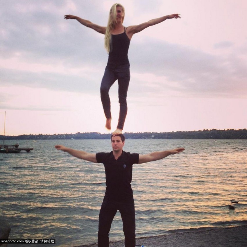 راقصة تتجول فى العالم واقفة على قمة رأس وكتفي عشيقها