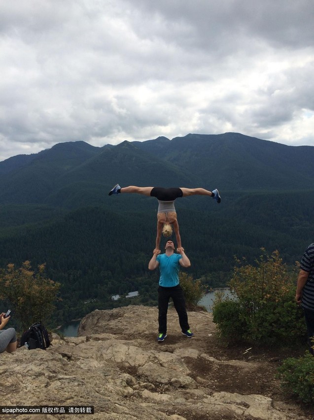 راقصة تتجول فى العالم واقفة على قمة رأس وكتفي عشيقها