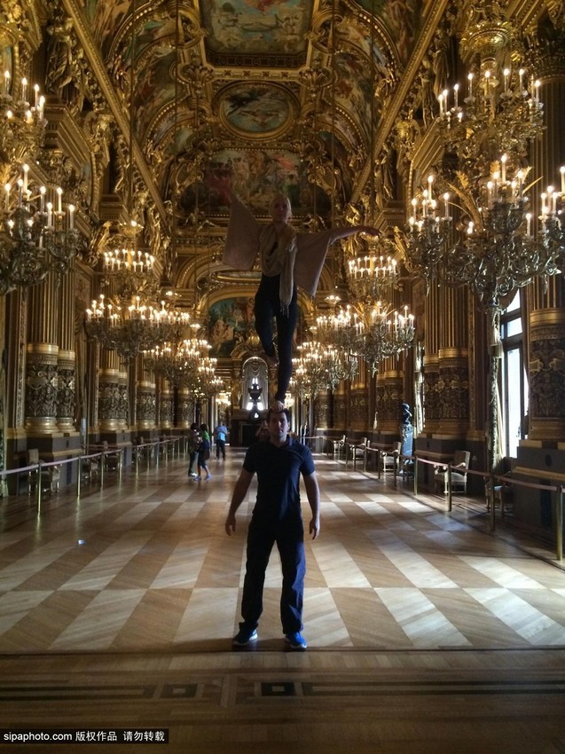 راقصة تتجول فى العالم واقفة على قمة رأس وكتفي عشيقها