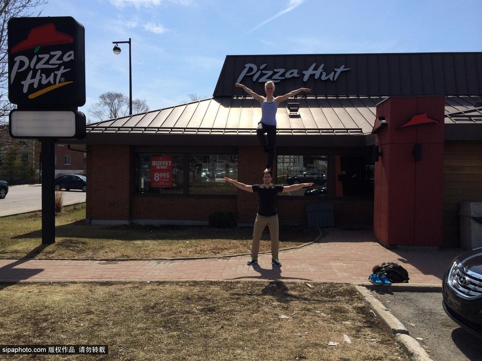 راقصة تتجول فى العالم واقفة على قمة رأس وكتفي عشيقها