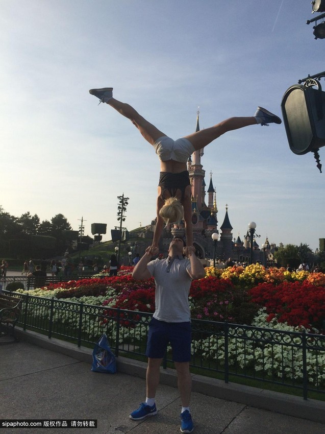 راقصة تتجول فى العالم واقفة على قمة رأس وكتفي عشيقها