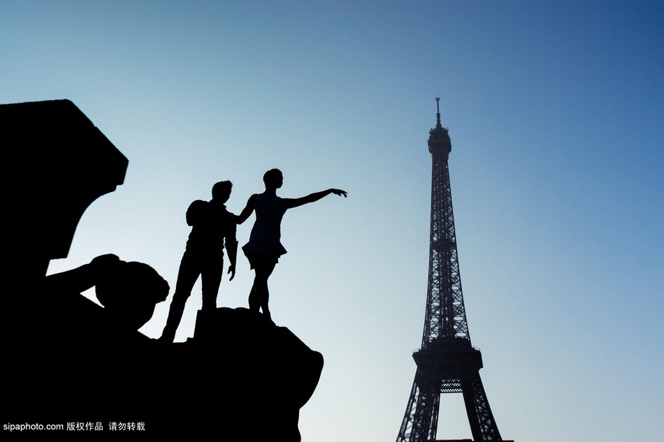 راقصة تتجول فى العالم واقفة على قمة رأس وكتفي عشيقها