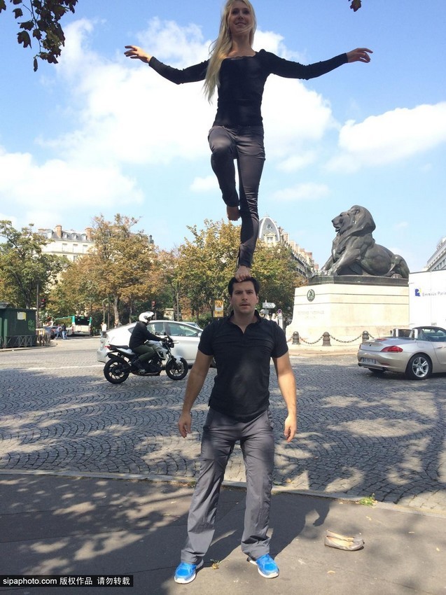 راقصة تتجول فى العالم واقفة على قمة رأس وكتفي عشيقها