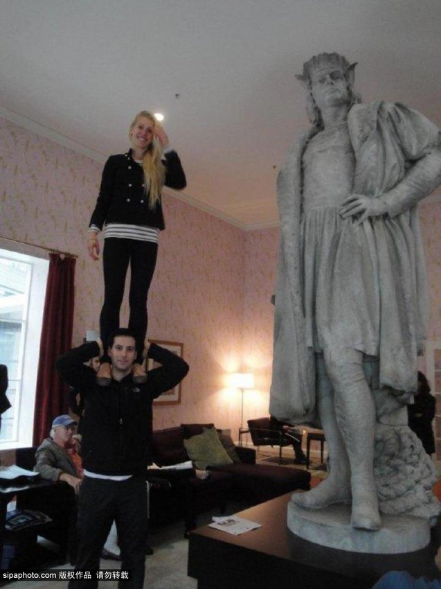 راقصة تتجول فى العالم واقفة على قمة رأس وكتفي عشيقها