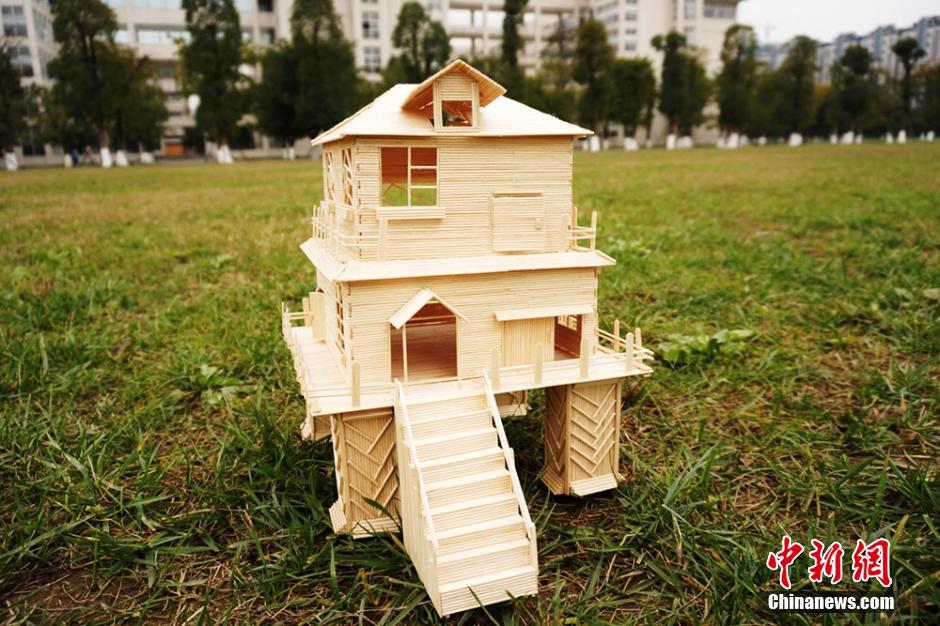 طالبات صينيات يبنين فيلات جميلة بآلاف عصا خشبية صغيرة