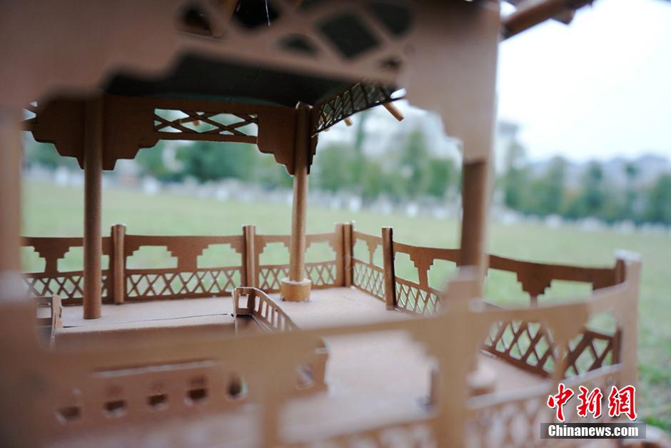 طالبات صينيات يبنين فيلات جميلة بآلاف عصا خشبية صغيرة