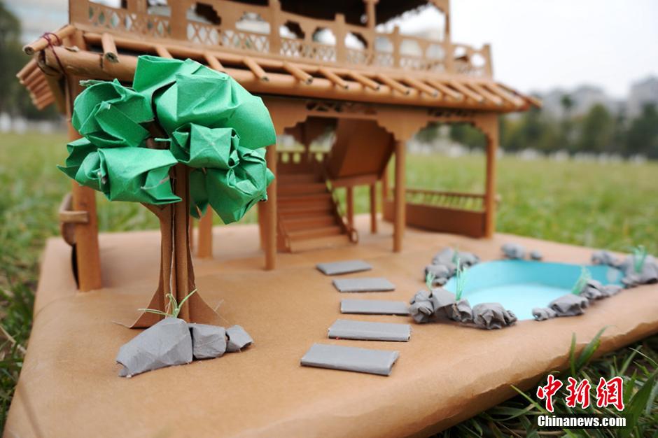 طالبات صينيات يبنين فيلات جميلة بآلاف عصا خشبية صغيرة