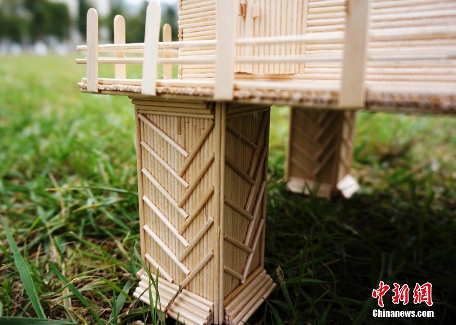 طالبات صينيات يبنين فيلات جميلة بآلاف عصا خشبية صغيرة