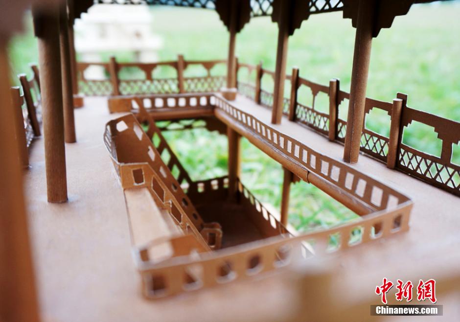 طالبات صينيات يبنين فيلات جميلة بآلاف عصا خشبية صغيرة