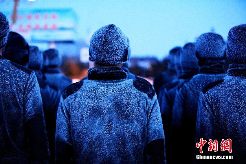 حراس الحدود في شمال شرق الصين يجرون التدريب في درجة 30 تحت الصفر 