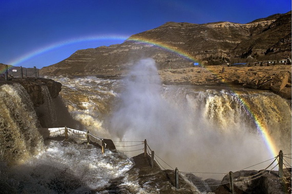 زيارة شلال هوكو بالنهر الأصفر والتمتع بالمناظر الخلابة للشلال المجمد