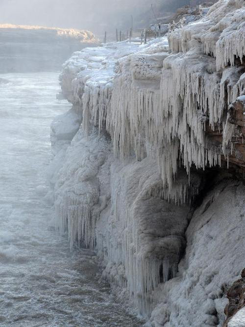 زيارة شلال هوكو بالنهر الأصفر والتمتع بالمناظر الخلابة للشلال المجمد
