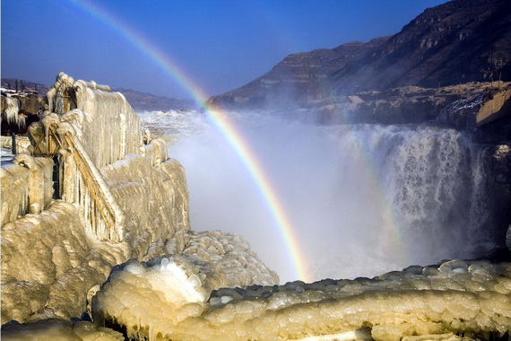 زيارة شلال هوكو بالنهر الأصفر والتمتع بالمناظر الخلابة للشلال المجمد