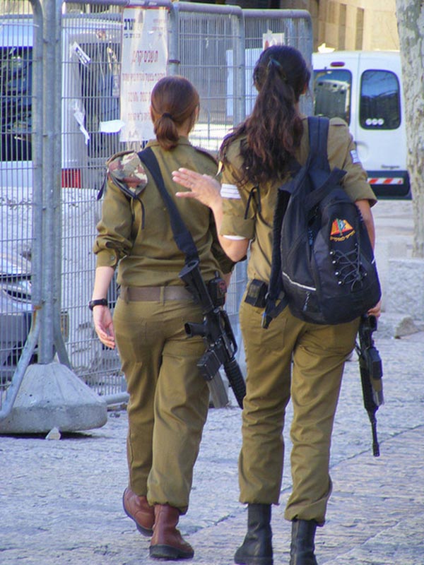 خصائص إسرائيلية: فتيات يرتدين البيكيني يحملن البنادق