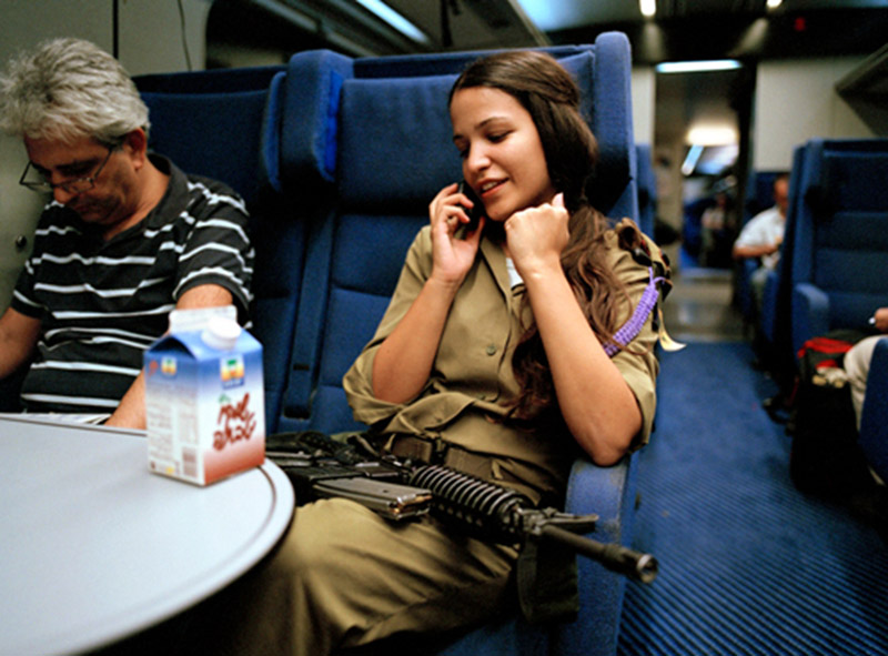 خصائص إسرائيلية: فتيات يرتدين البيكيني يحملن البنادق