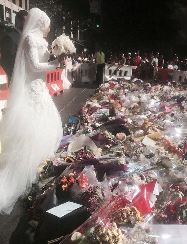 عروس مسلمة تقدم زهور الزفاف في مكان هجوم تنظيم الدولة الإسلامية بأستراليا