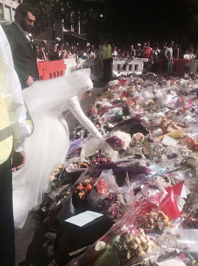 عروس مسلمة تقدم زهور الزفاف في مكان هجوم تنظيم الدولة الإسلامية بأستراليا