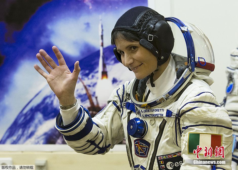 فى الصورة الملتقطة يوم 23 نوفمبر عام 2014 فى كازاخستان،استعدت رائدة الفضاء الايطالية سامانثا كريستوفردى (Samantha Cristoforetti) لصعود متن الصاروخ  فى مهمتها إلى محطة الفضاء الدولية.وتعتبر هى أول رائدة  فضاء في ايطاليا.