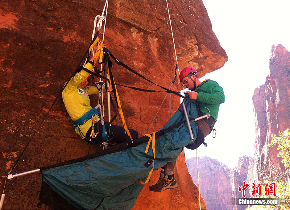 قامت امرأة تسمى أليكس جونز بتحدية تسلق  الصخور ارتفاعها  حوالى 366 متر وحدها فى حديقة صهيون الوطنية فى ولاية يوتا الأمريكية يوم 16 مارس عام 2014 بالتوقيت المحلي.وقد قامت بالتدريب الصارم لثلاثة أشهر قبل  التحدي.