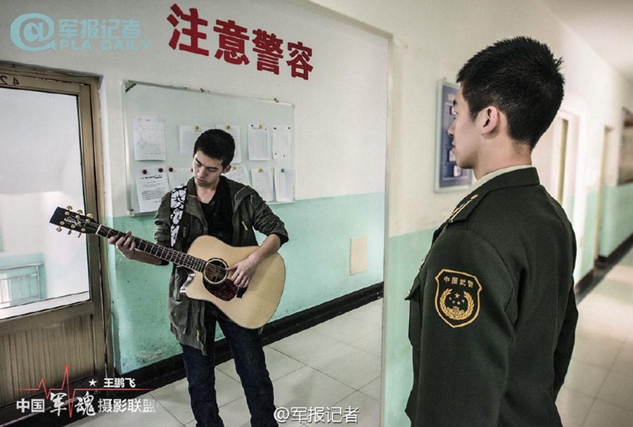 طلاب صينيون يعرضون صوراً إبداعية قبل وبعد التحاقهم بالمعاهد العسكرية