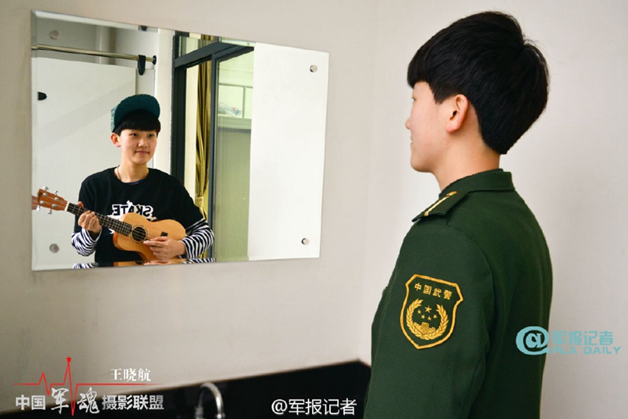 طلاب صينيون يعرضون صوراً إبداعية قبل وبعد التحاقهم بالمعاهد العسكرية