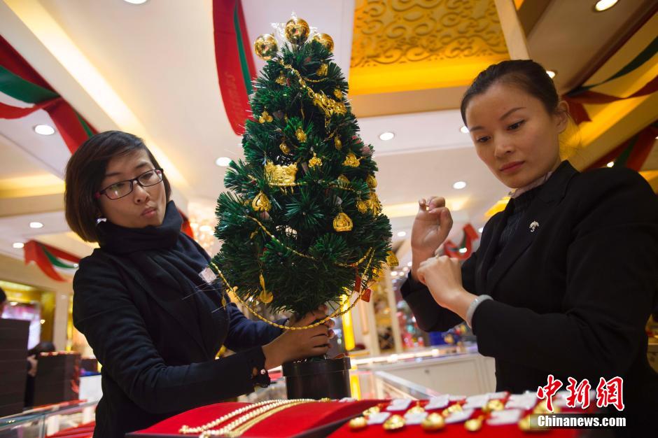 محل صيني  يعرض شجرة عيد الميلاد من الذهب لاجتذاب الزبائن