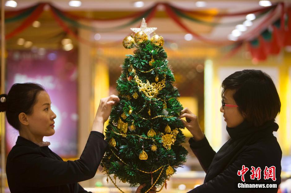 محل صيني  يعرض شجرة عيد الميلاد من الذهب لاجتذاب الزبائن