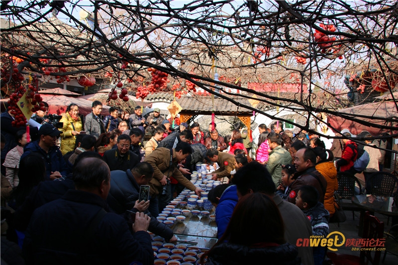 مسابقة اكل معكرونة ساوتز في محافظة تشي شان ، مشاركة مائة شخص