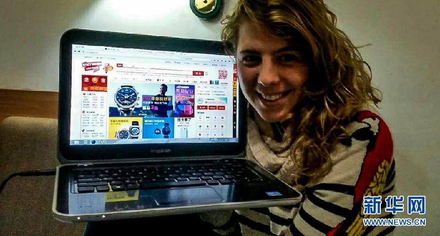 الطالبة الأرجنتينية جوليا في كلية العلوم السياسية والدبلوماسية بجامعة جيلين تعرض متجرها الالكتروني الخاص في 12 ديسمبر 2014