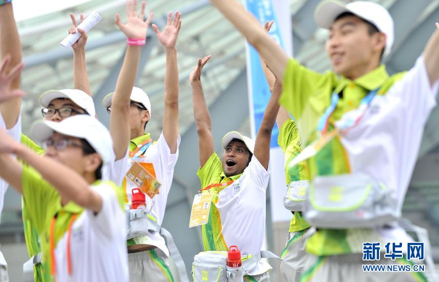 البنغلادشي شا مو يجرى تدريبا مع فريق متطوعي دورة الألعاب الأولمبية الصيفية الثانية للشباب في 14 أغسطس 2014
