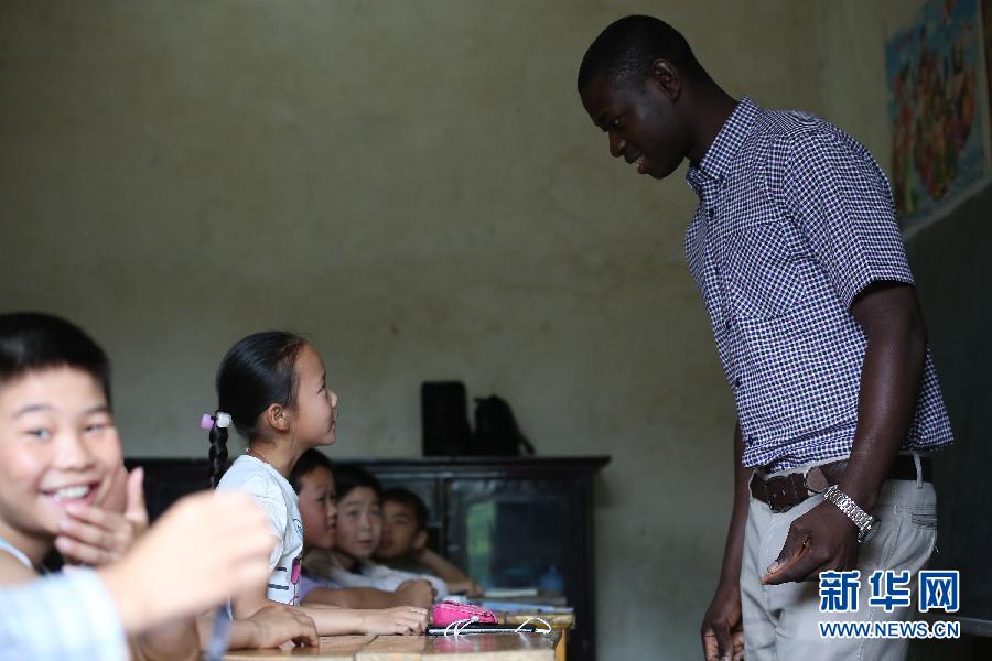 ما بينغ من غانا في حجرة درس بمدرسة بيجياشا الابتدائية في مدينة ليوآن التابعة لمقاطعة آنهوي شرق الصين في 16 يوليو 2014