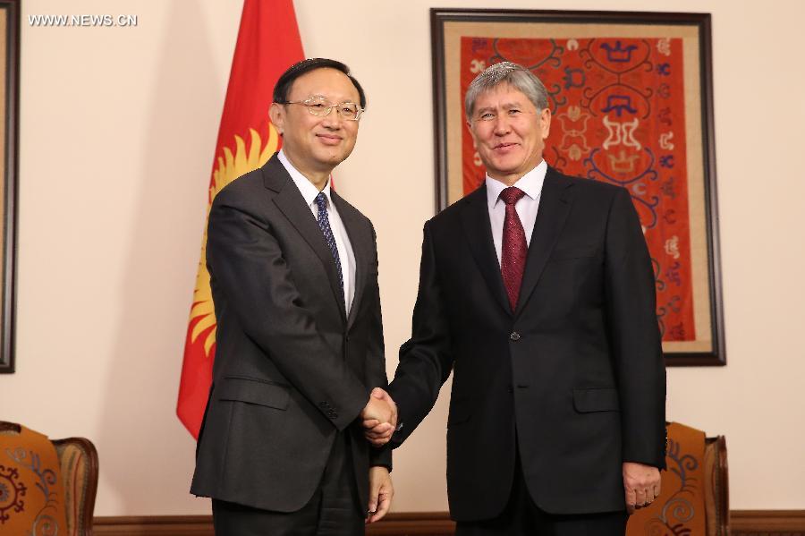 اجتماع الرئيس القرغيزي وعضو بمجلس الدولة الصيني بشأن التعاون الثنائي