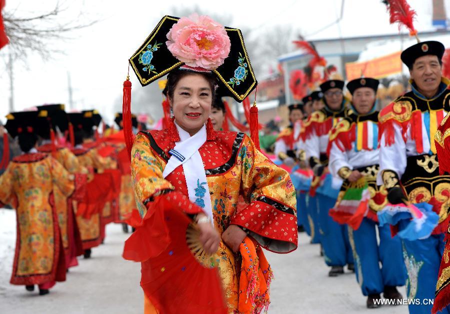 فرقة فنية يعرض رقصا تقليديا لاستقبال السنة الجديدة