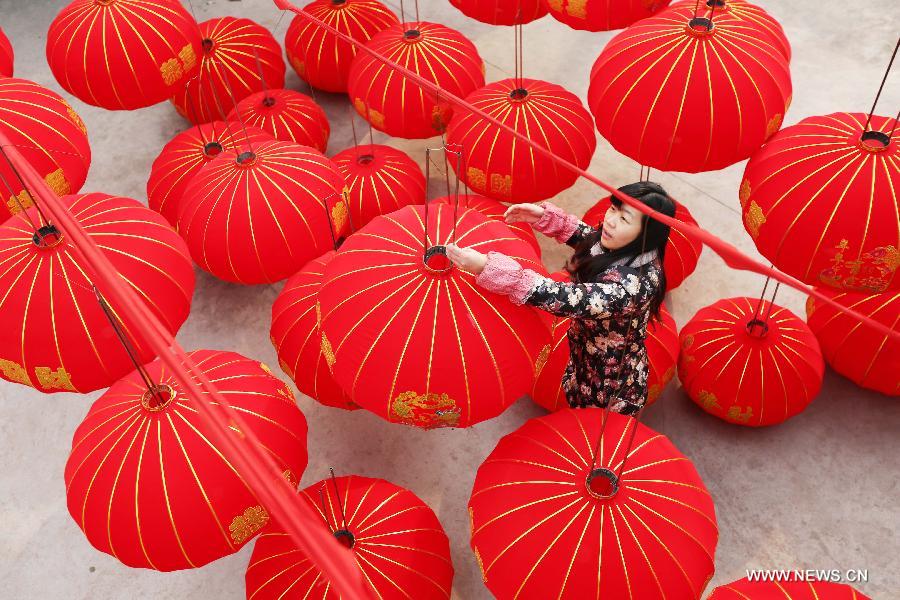 صناعة الفوانيس لاستقبال السنة الجديدة