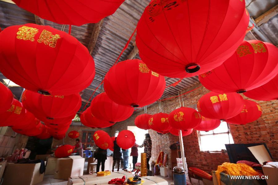 صناعة الفوانيس لاستقبال السنة الجديدة