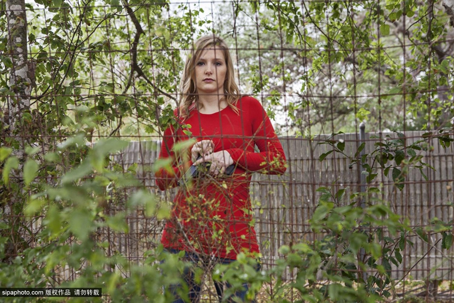 نساء تكساس واقتناء الأسلحة النارية بعدسة مصورة 