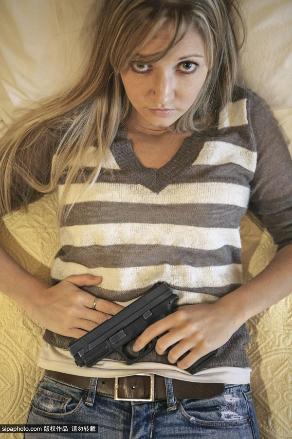 نساء تكساس واقتناء الأسلحة النارية بعدسة مصورة 