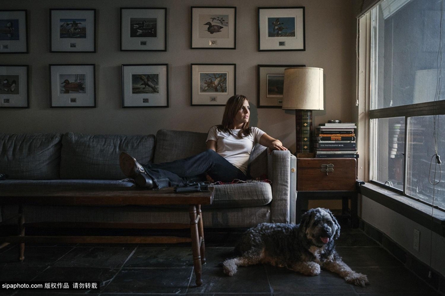 نساء تكساس واقتناء الأسلحة النارية بعدسة مصورة 