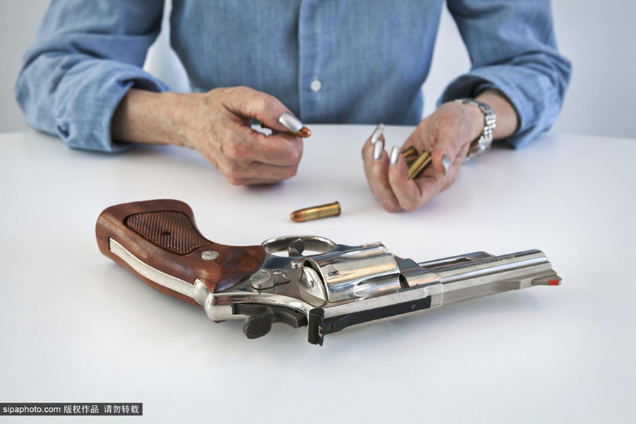 نساء تكساس واقتناء الأسلحة النارية بعدسة مصورة 