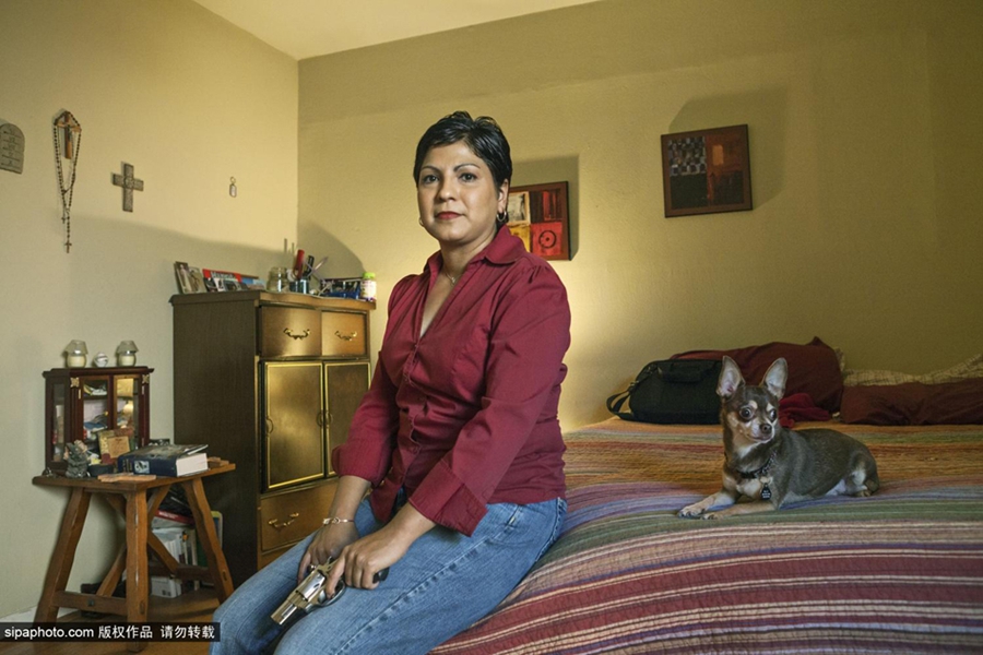 نساء تكساس واقتناء الأسلحة النارية بعدسة مصورة 