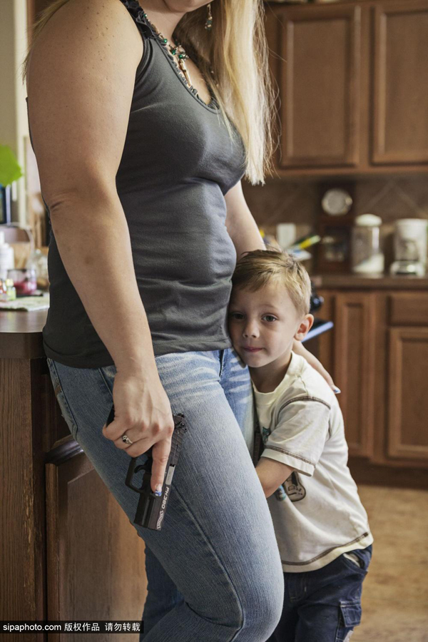 نساء تكساس واقتناء الأسلحة النارية بعدسة مصورة 