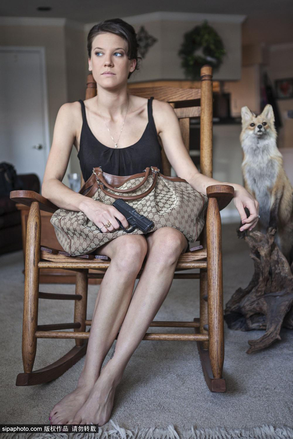 نساء تكساس واقتناء الأسلحة النارية بعدسة مصورة 