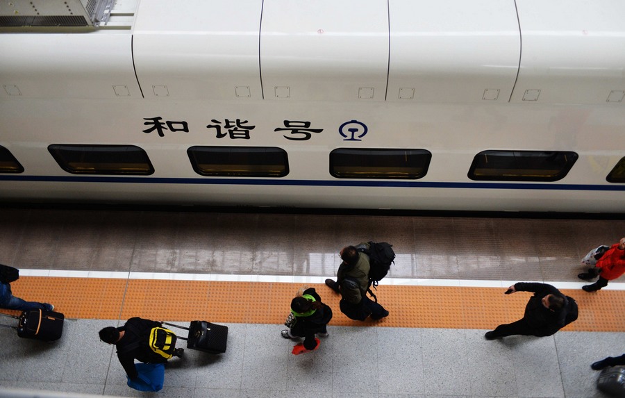 قطار فائق السرعة يحفز السياحة على طول طريق الحرير