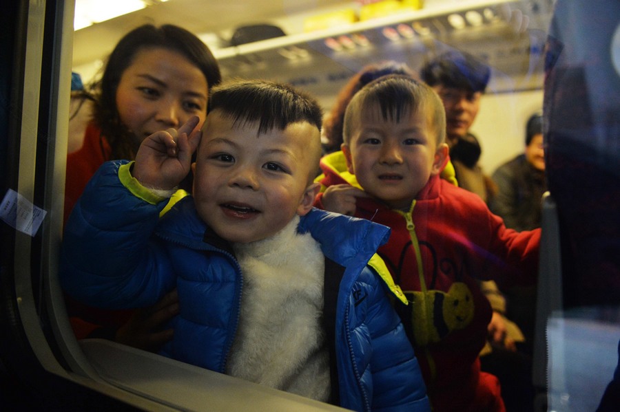 قطار فائق السرعة يحفز السياحة على طول طريق الحرير