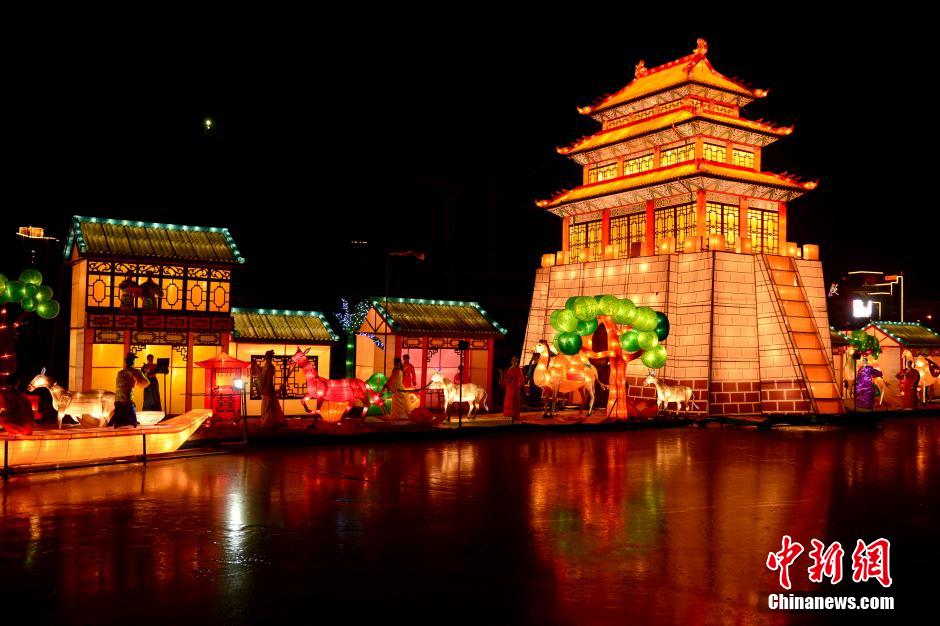 مصابيح ملونة ضخمة تستقبل السنة الجديدة في بكين