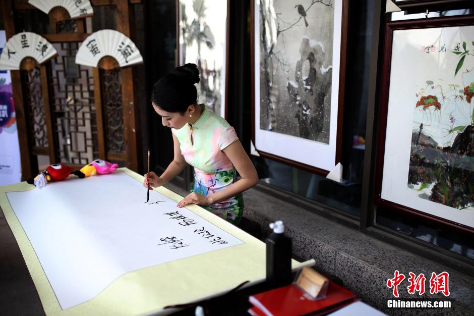 صور:النساء الكلاسيكيات وشيونغسام التقليدية والثقافة الصينية