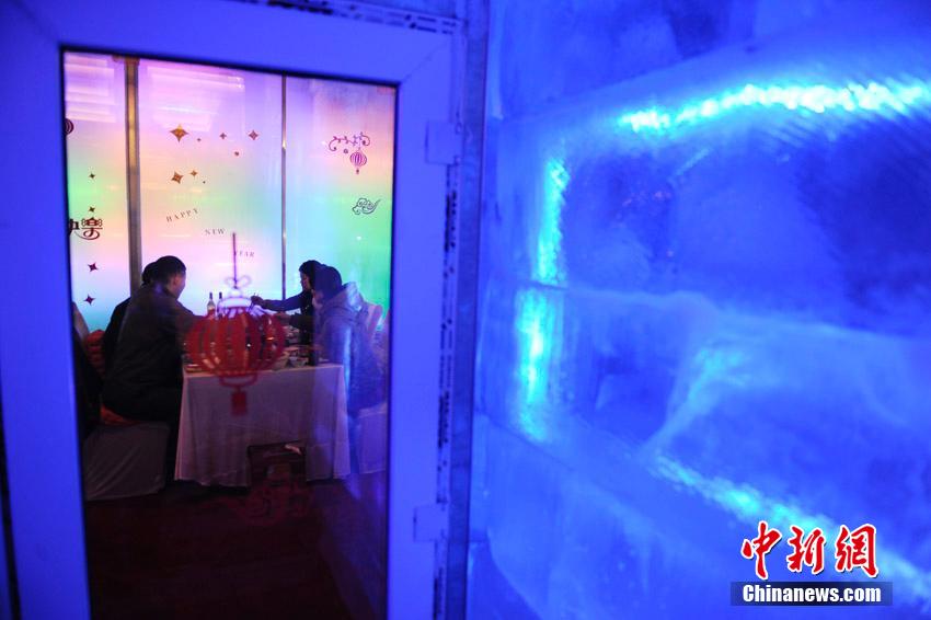 الأكل فى مطعم جليدي والنوم على سرير جليدي بشمال شرق الصين