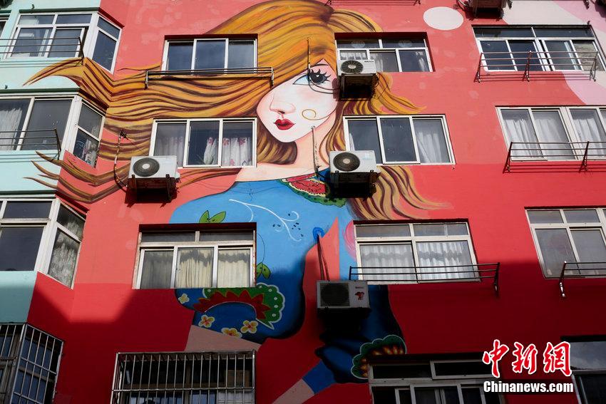رسم فتيات الموضة على جدران مبنى بشرق الصين