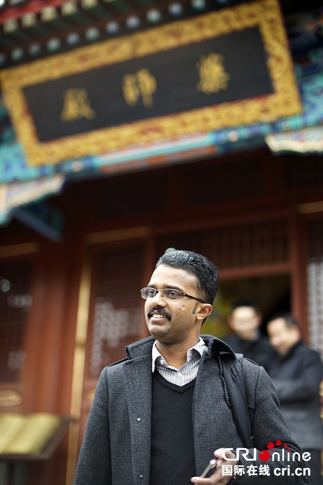آرون يزور معبد يونجيوي في بكين.