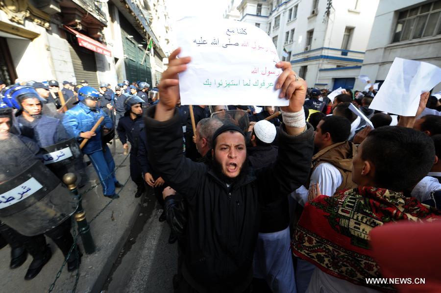 آلاف الجزائريين يخرجون إلى الشوارع نصرة للرسول محمد